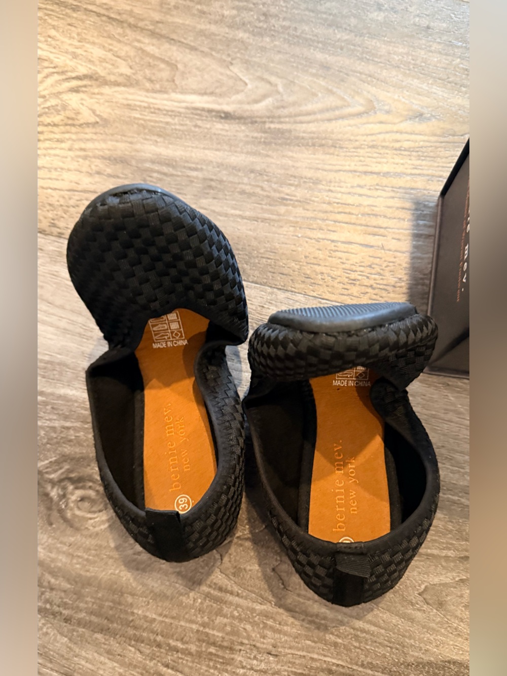 Bernie Mev Curlies Foldable Black Woven Slip-On Ballet Flats Grab & Go NIB 39/8